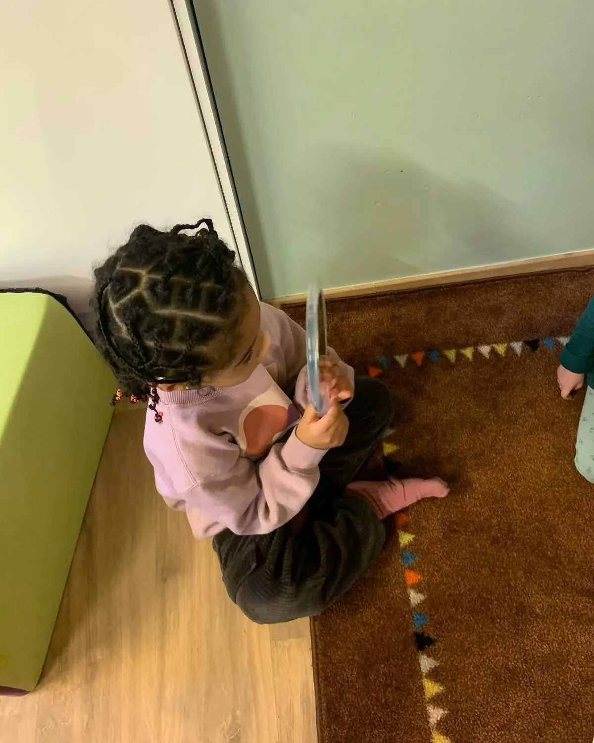 Une enfant participant à une activité de découverte